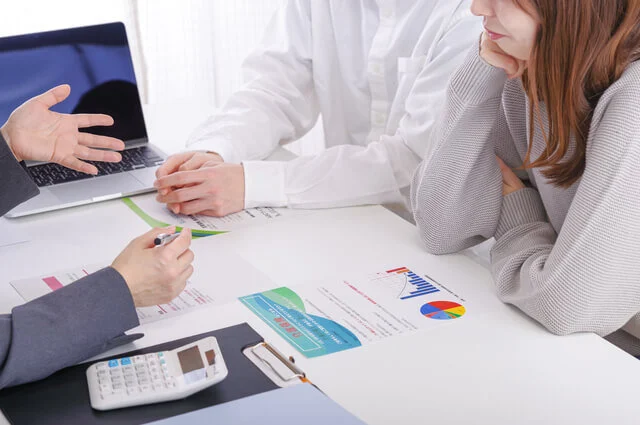 生命保険について説明を受ける人たち