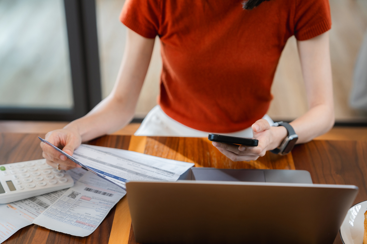 生命保険の解約返戻金を計算する人